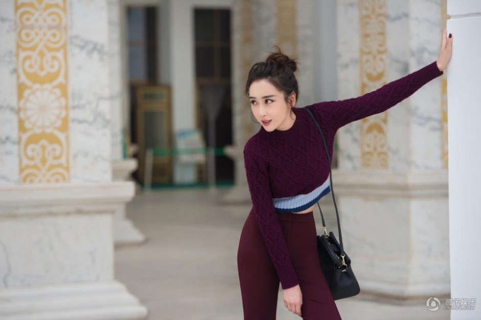 杜若溪新年寫真曝光 長腿加細腰演繹干練都市范兒