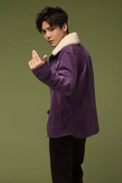 超能少年侯明昊寫真 初顯內(nèi)斂穩(wěn)重男友力