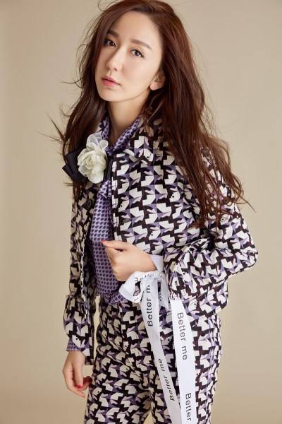 演員婁藝瀟最新寫真曝光 變身西裝美人