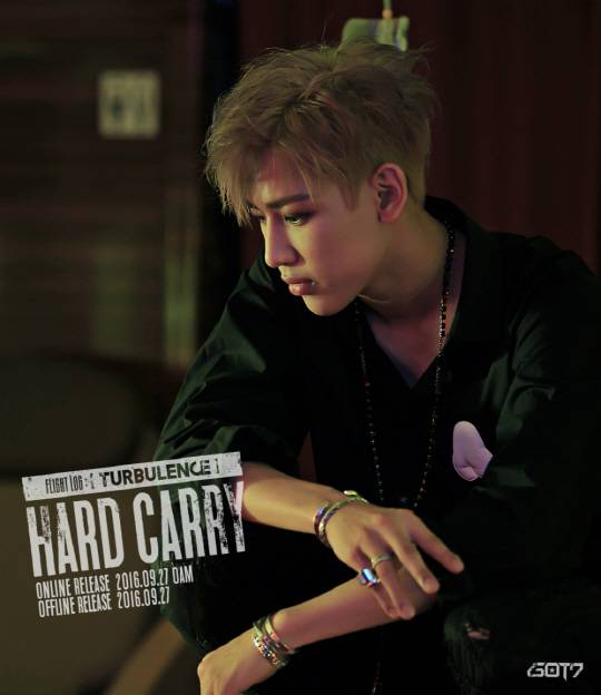 GOT7新專輯寫真畫報(bào)曝光 王嘉爾雕刻般側(cè)顏吸睛