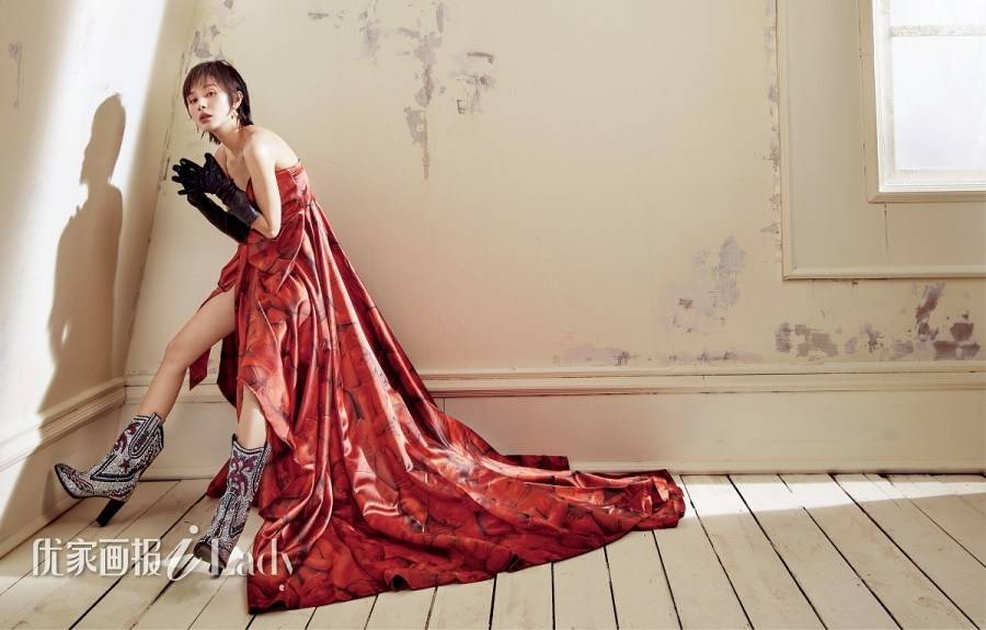 演員王子文曝最新寫真 性感露肩玩轉(zhuǎn)歐美風(fēng)