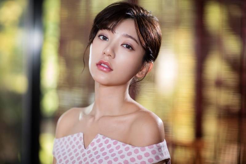 臺星郭雪芙時(shí)尚寫真曝光 溫潤如玉又率性自然