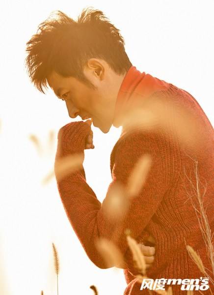 演員任泉冬日寫真大片 不羈商務(wù)氣質(zhì)驚艷