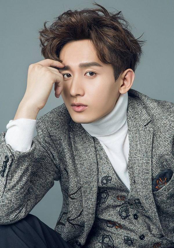 演員成毅雜志寫(xiě)真照片 演繹別樣的慵懶午后