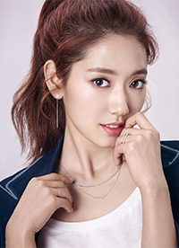 樸信惠最新時(shí)尚雜志寫真 白衣黑裙干練精致