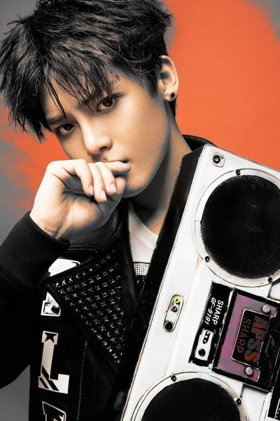 侯明昊酷帥寫真大片 冷眸俊顏碰撞濃烈色彩