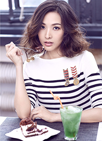 鄭羅茜最新寫真圖片 簡潔裝扮顯熟女范兒