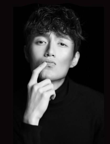 男演員張鑫黑白寫真大片 眼神深邃極具紳士誘惑