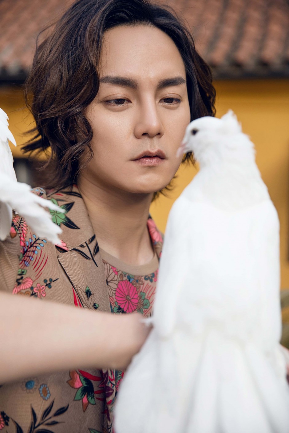 演員尹正時(shí)尚寫真曝光 布拉格街拍演繹浪漫風(fēng)情