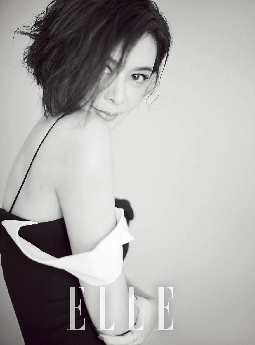 關(guān)之琳封面寫真大片 裸妝登場清新純美