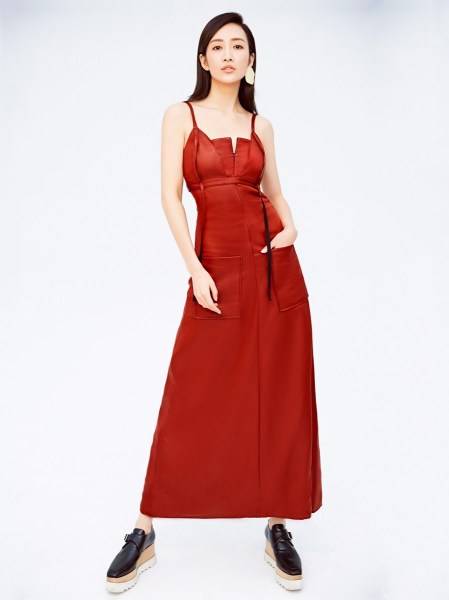 內(nèi)地演員王鷗時尚雜志寫真曝光