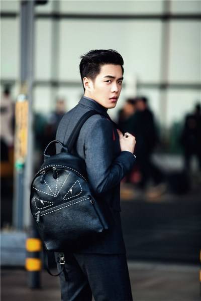 演員張若昀雜志寫真 西裝革履街拍范十足