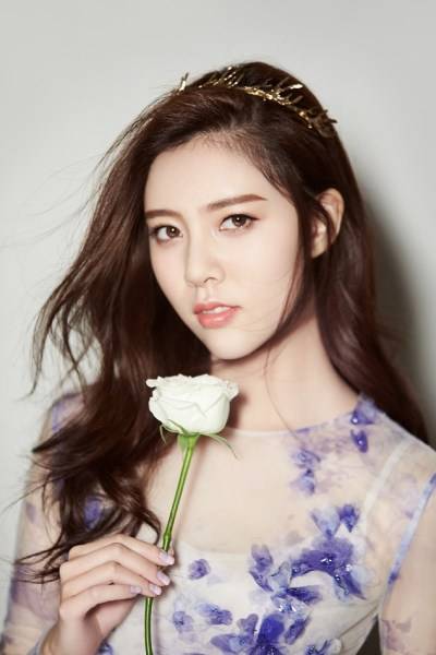 宋妍霏完美側(cè)顏寫真曝光 清新少女風(fēng)仙氣十足