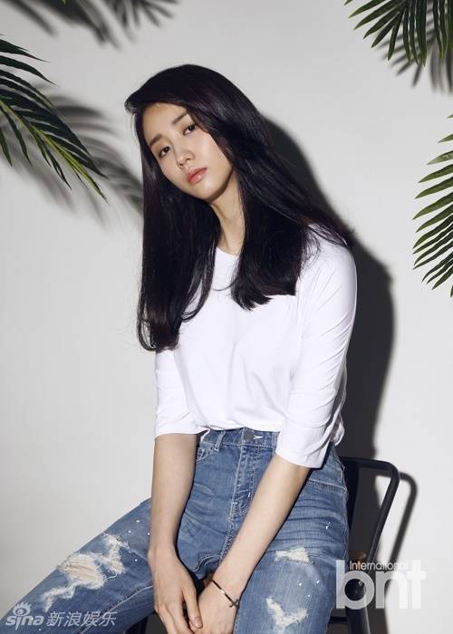 韓星樸河宣春裝時(shí)尚寫真 復(fù)古迷人露美腿