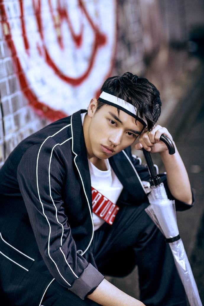 小鮮肉許魏洲時(shí)尚畫報(bào) 眼神殺奪人心魄直擊少女心