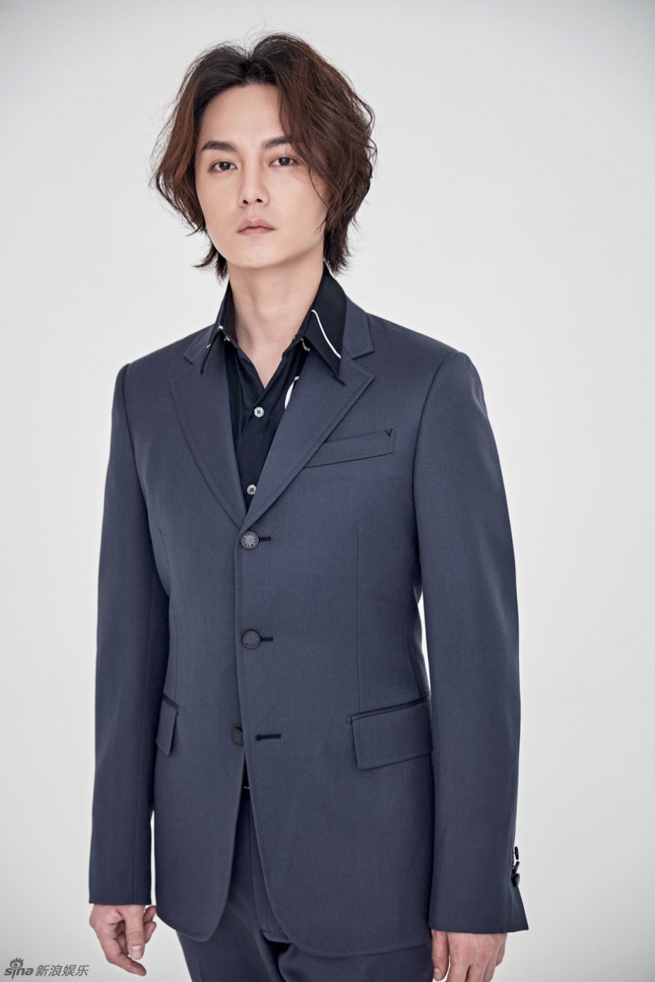 尹正西裝時尚大片曝光 變身日系型男帥氣爆表