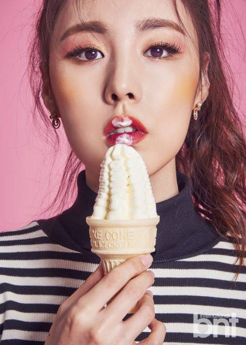 簡(jiǎn)美妍最新時(shí)尚寫真 優(yōu)雅大氣魅力迷人