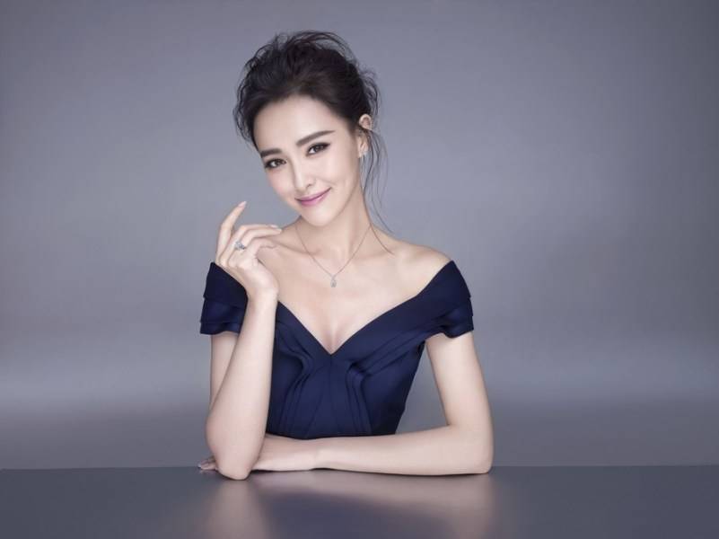 唐嫣寫真顯女王氣場 優(yōu)雅從容自信美麗