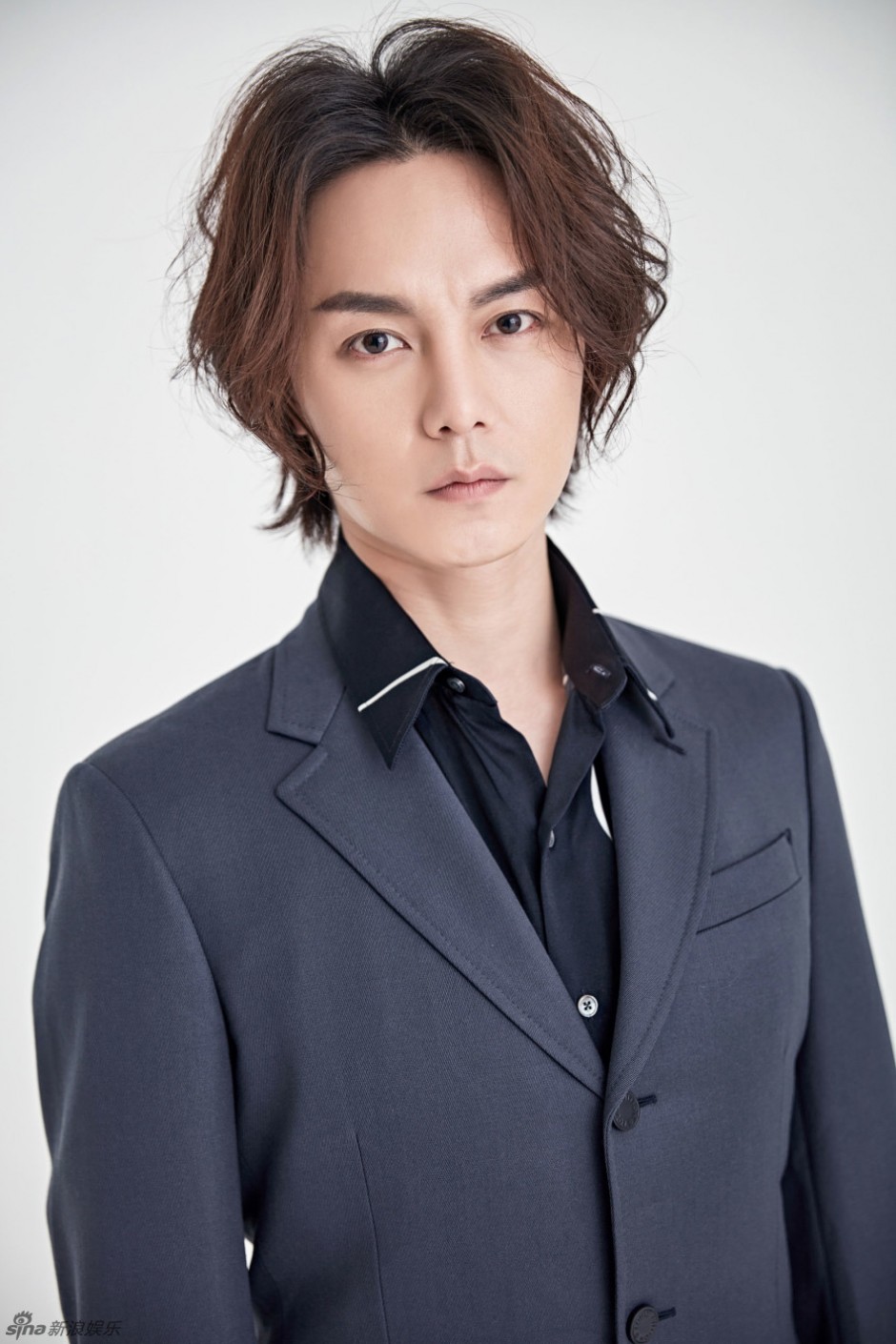 尹正西裝時尚大片曝光 變身日系型男帥氣爆表