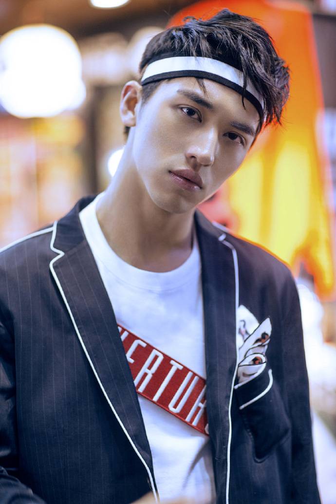 小鮮肉許魏洲時尚畫報 眼神殺奪人心魄直擊少女心