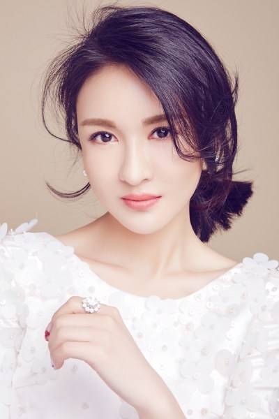 演員鄭逸桐寫真圖片 雅致長(zhǎng)裙自然隨性