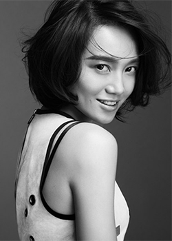 主持人朱丹黑白寫真 一身迷彩服上演側(cè)顏殺