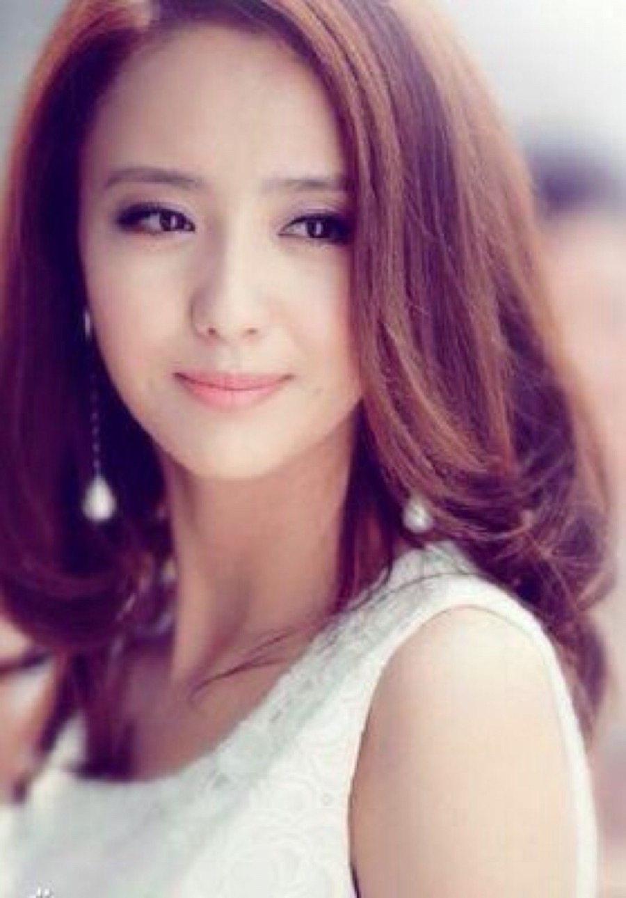 佟麗婭美發(fā)飄逸迷人