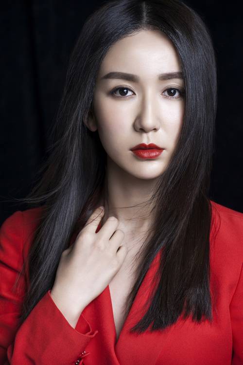 婁藝瀟烈焰紅唇時(shí)尚寫真 霸氣果敢女王范十足