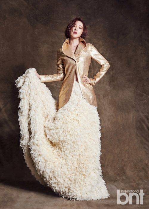 簡(jiǎn)美妍最新時(shí)尚寫(xiě)真 優(yōu)雅大氣魅力迷人