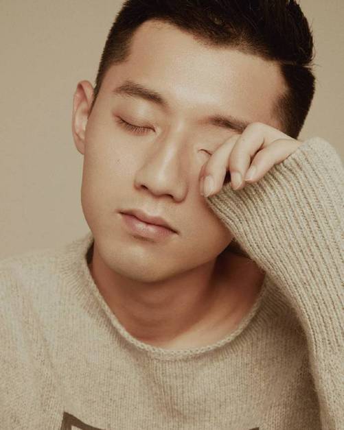 張繼科初秋時(shí)尚大片曝光 吐舌撩妹帥氣不減