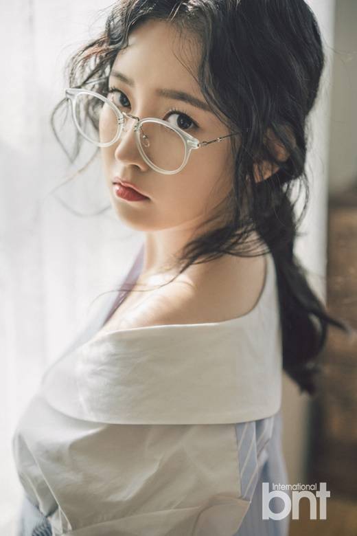 樸昭妍拍攝性感寫真圖片 香肩細(xì)腿身姿撩人