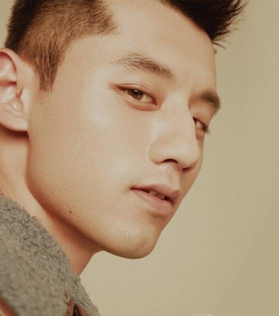 張繼科初秋時尚大片曝光 吐舌撩妹帥氣不減