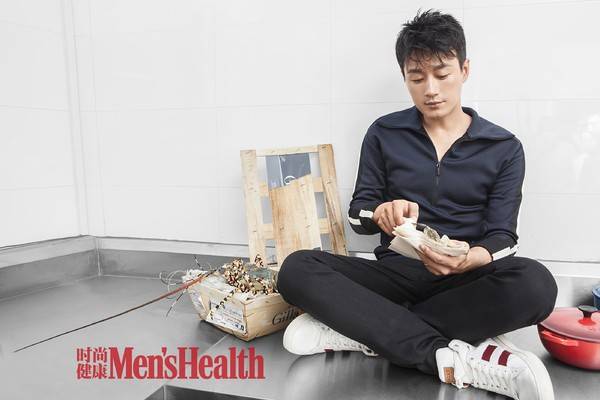 佟大為雜志封面大片曝光 化身“性感廚男”秀腹肌