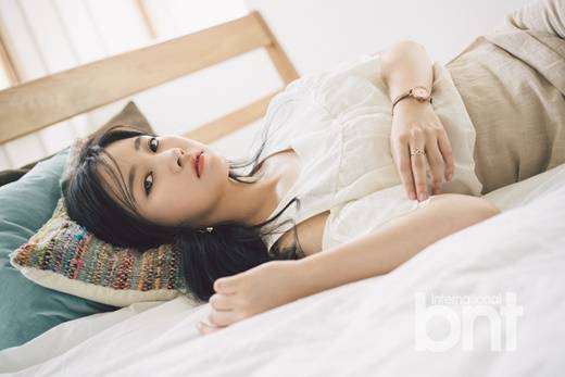 樸昭妍拍攝性感寫真圖片 香肩細(xì)腿身姿撩人