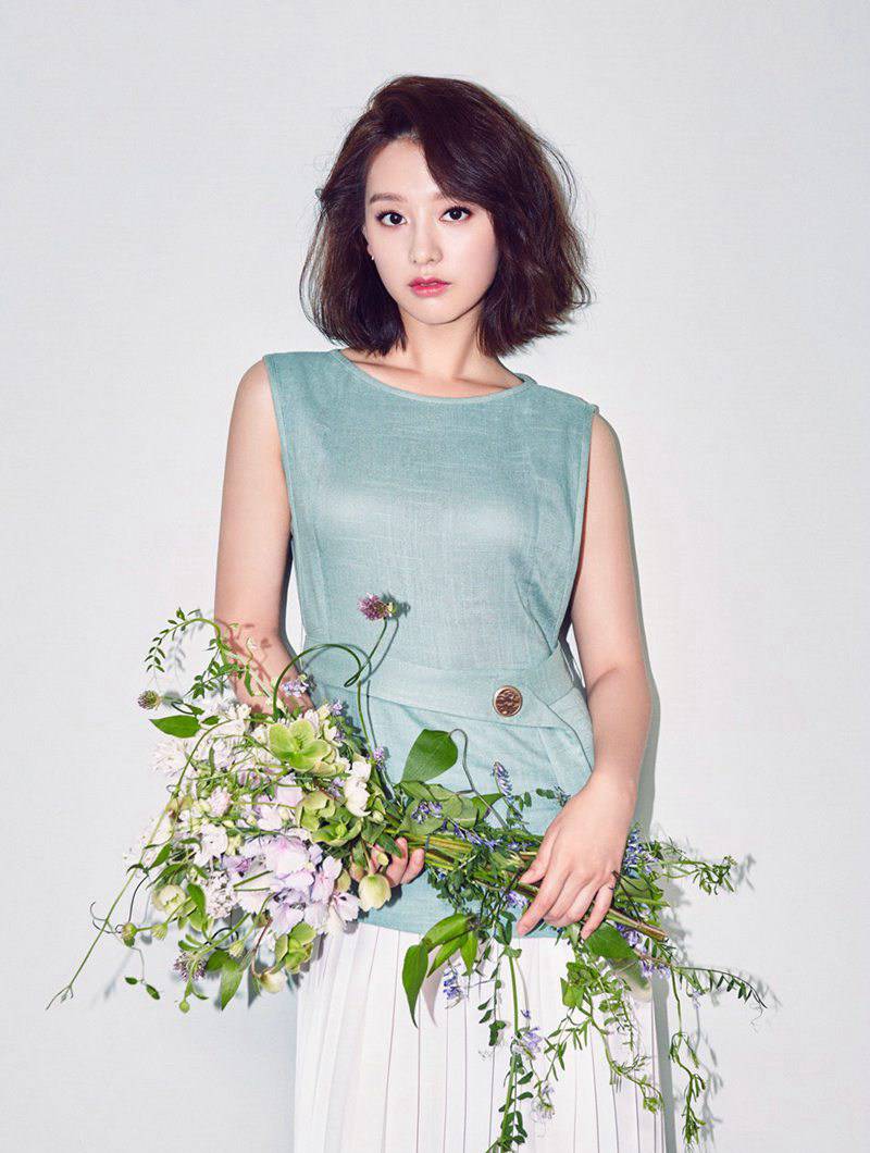 金智媛短發(fā)精美寫真曝光 手捧鮮花變身氣質(zhì)女神