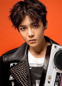 侯明昊酷帥寫真大片 冷眸俊顏碰撞濃烈色彩”