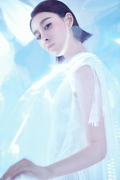 賈青時(shí)尚寫(xiě)真大片 造型炫酷未來(lái)感十足