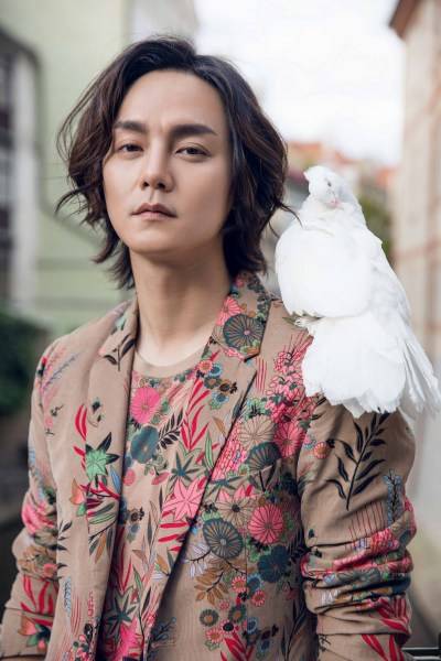 演員尹正時尚寫真曝光 布拉格街拍演繹浪漫風(fēng)情