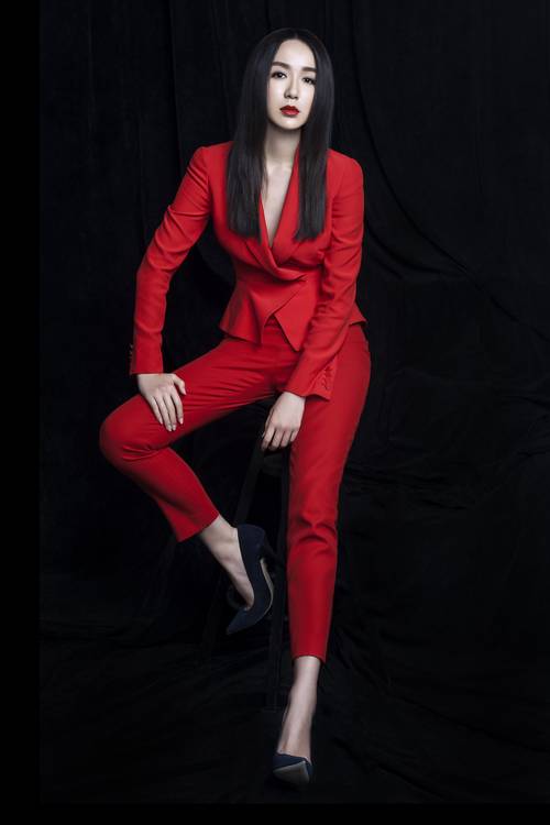 婁藝瀟烈焰紅唇時尚寫真 霸氣果敢女王范十足