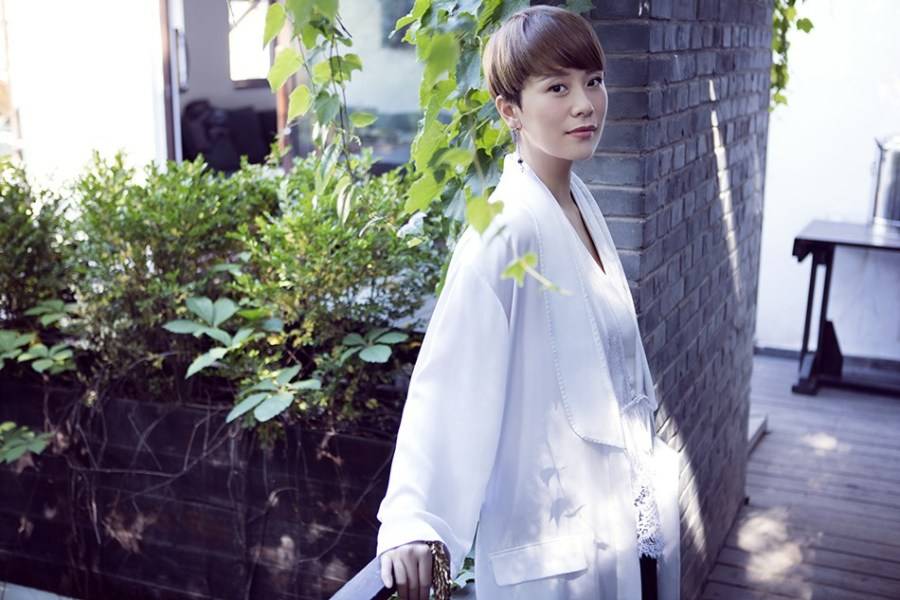 內(nèi)地演員海清寫(xiě)真照 簡(jiǎn)約空靈文藝十足