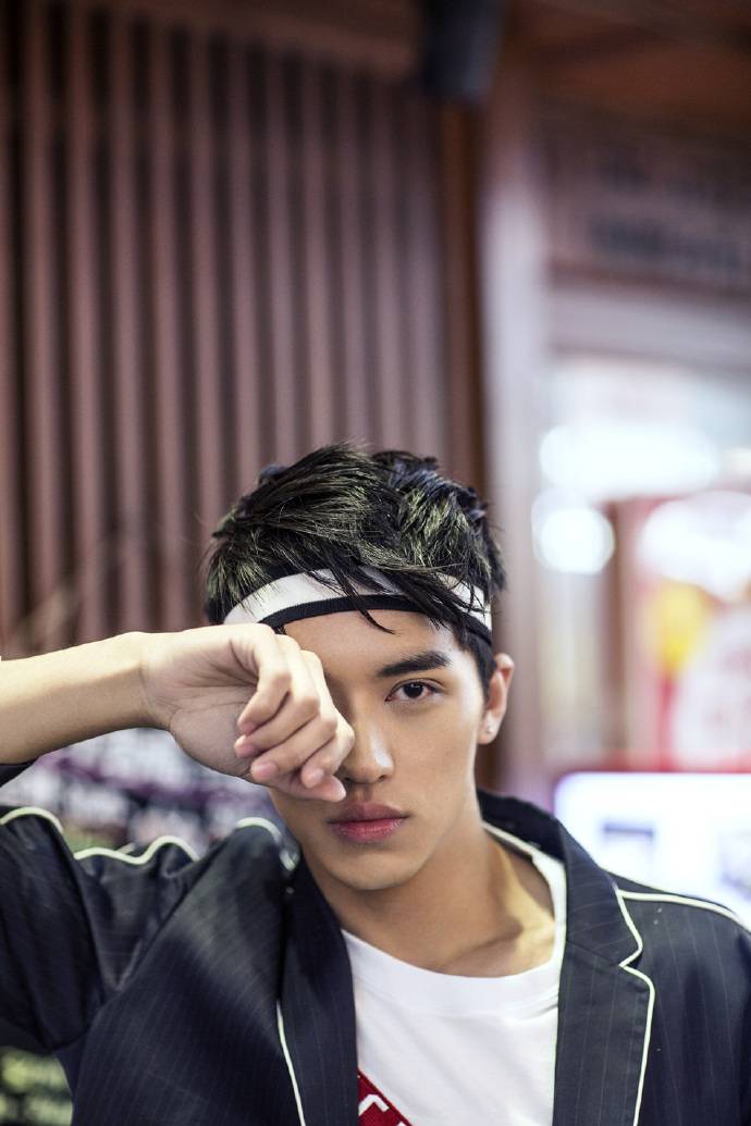 小鮮肉許魏洲時尚畫報 眼神殺奪人心魄直擊少女心