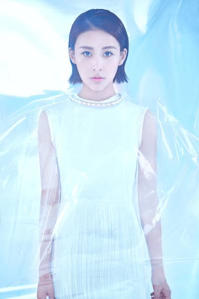 賈青時尚寫真大片 造型炫酷未來感十足