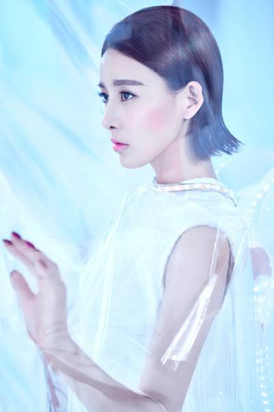 賈青時(shí)尚寫真大片 造型炫酷未來感十足