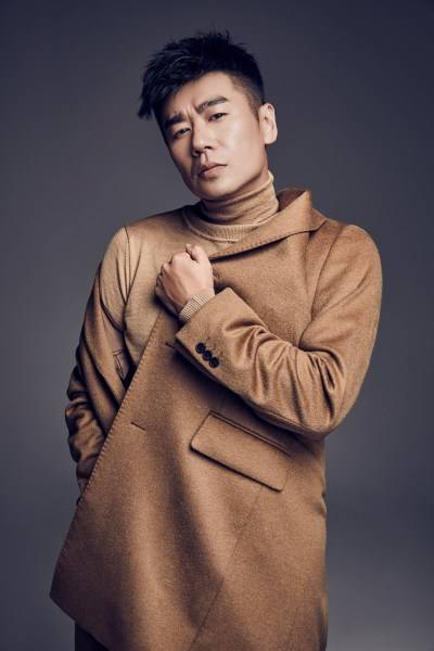 演員徐佳初冬寫真曝光 化身時尚硬漢