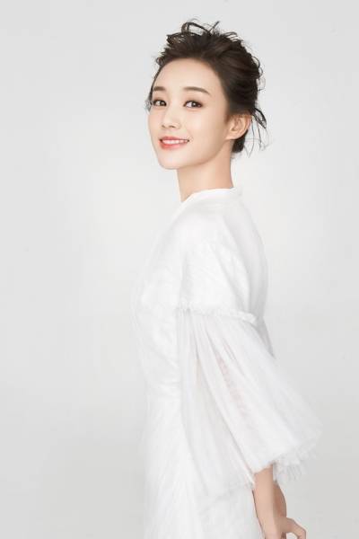 李一桐最新寫真圖片 甜美清新側(cè)顏迷人