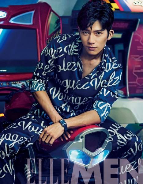 井柏然雜志封面寫真大片 演繹復(fù)古懷舊大神范兒