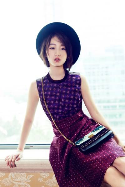 周冬雨短發(fā)時尚寫真曝光 大玩拼色單品俏皮可愛