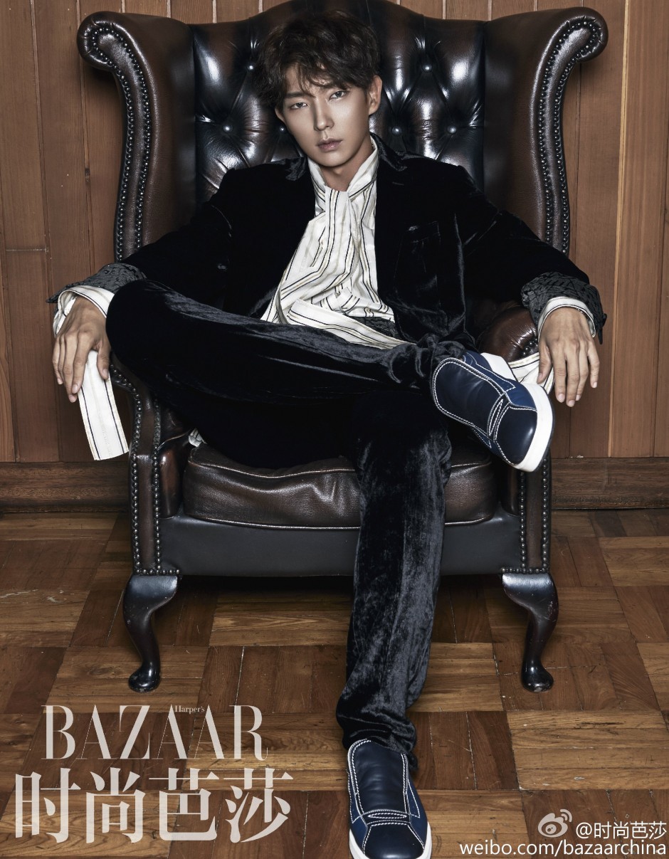 李準(zhǔn)基時(shí)尚芭莎寫真公開 鵝絨西裝貴氣十足