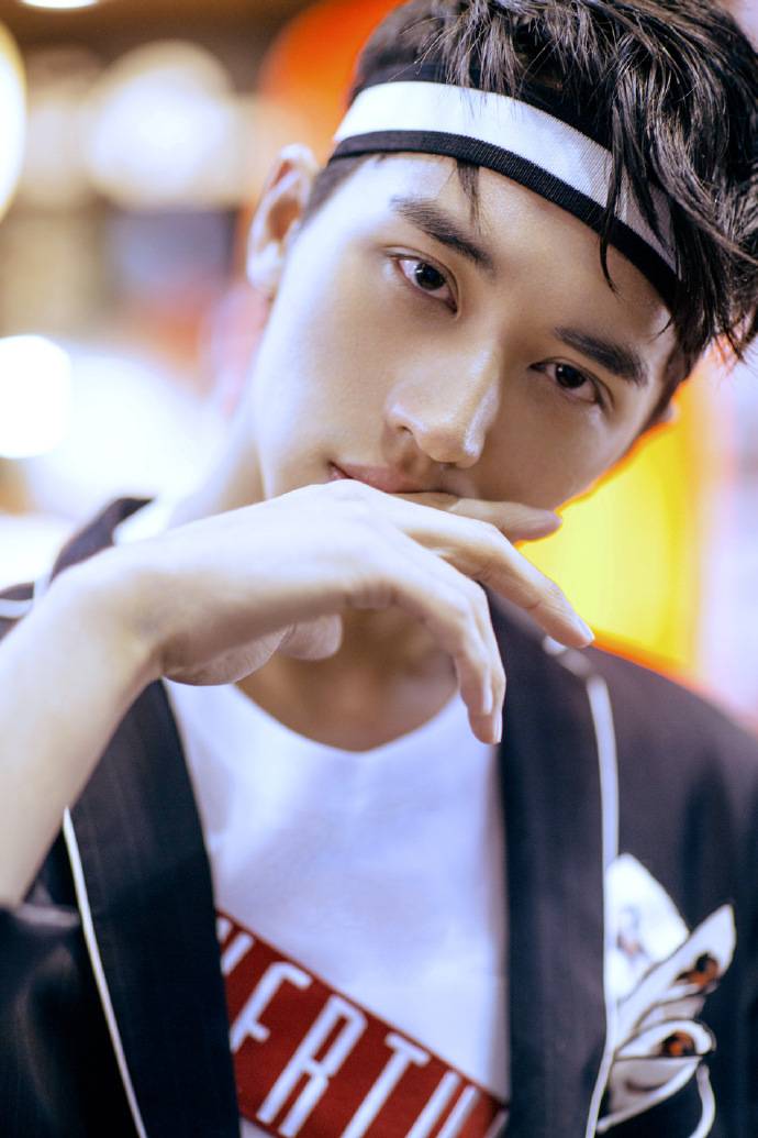 小鮮肉許魏洲時尚畫報 眼神殺奪人心魄直擊少女心