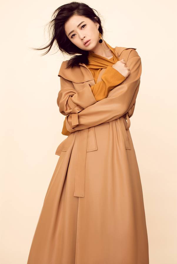 蔣欣時(shí)尚大片曝光 長款風(fēng)衣難掩優(yōu)雅氣質(zhì)